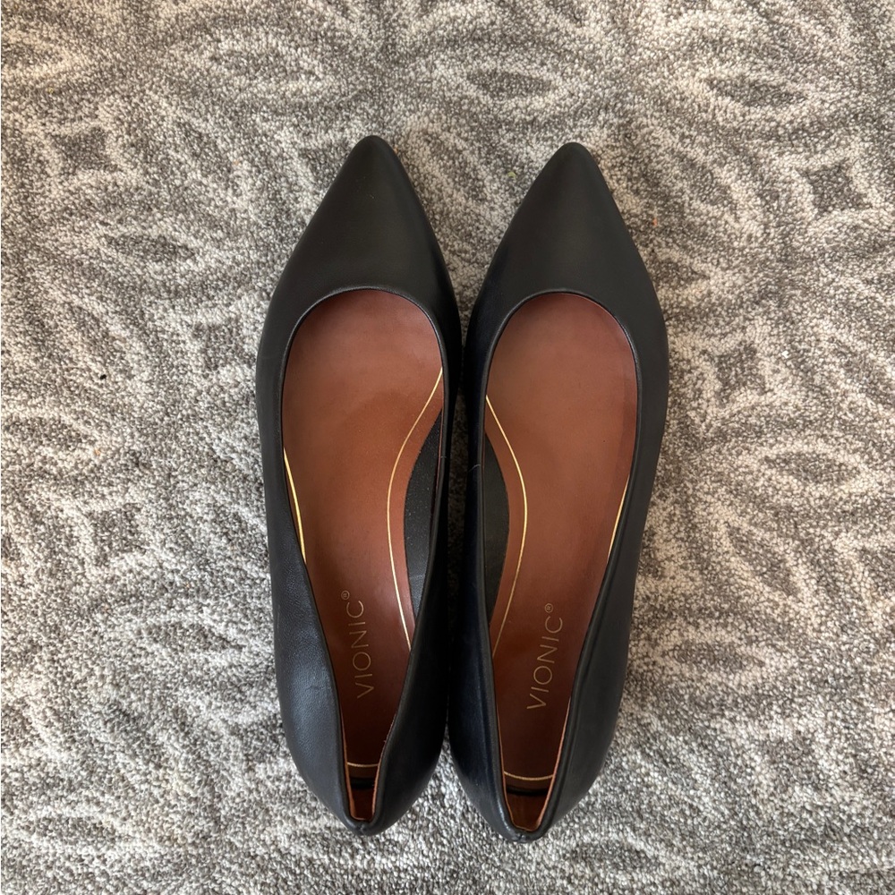 Vionic Women's Black Pointed Toe Flats 7M